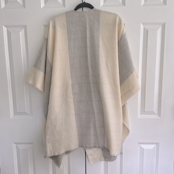 H&M Poncho - Picture 2 of 6